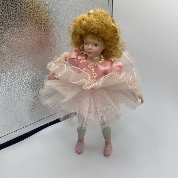 Avon Porcelain Ballerina Doll 1991 10” Retired and Collectible - Picture 5 of 8